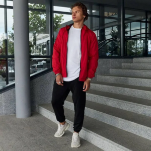 Rote Windjacke